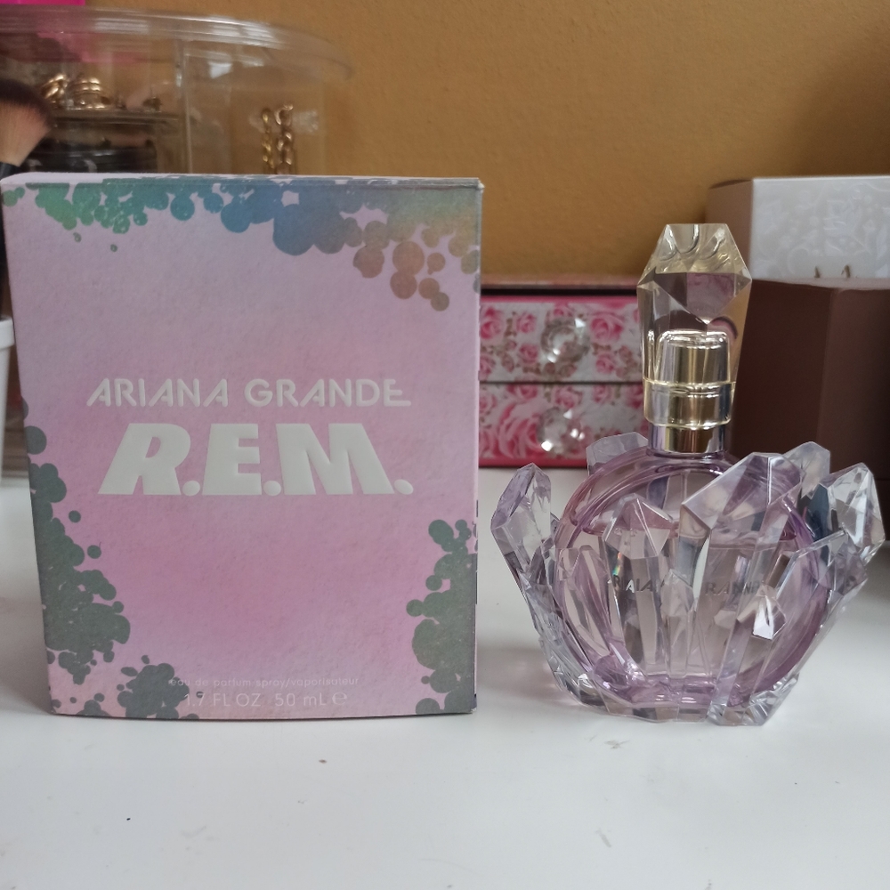 Ariana Grande REM